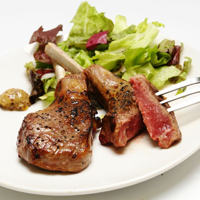 高見さんの骨付きラムステーキ（ラムチョップ）